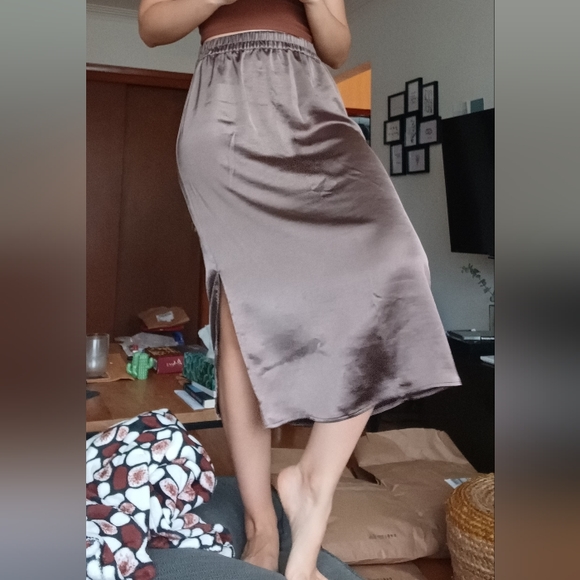 🆕️NWT GAP Satin Midi Skirt in 'Cashmere Brown', Size Medium - Picture 10 of 14